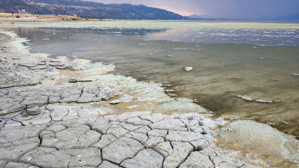 Burdur Gölü'nün alg patlamasıyla rengi değişti