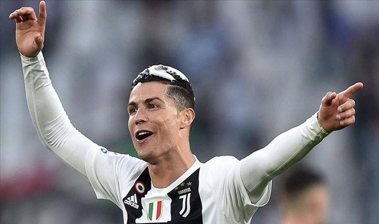 Cristiano Ronaldo, 5 farklı Avrupa Şampiyonası'nda forma giyen ilk oyuncu