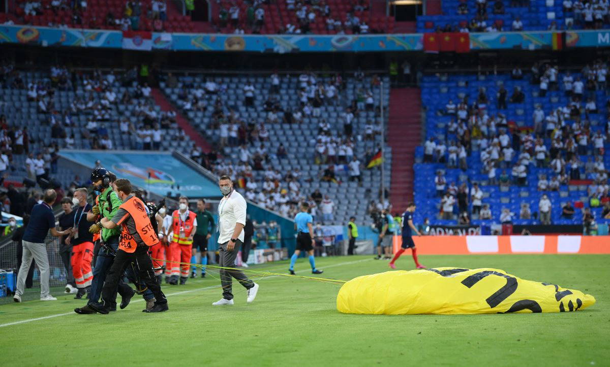 EURO 2020'deki Almanya - Fransa maçında paraşütlü protesto