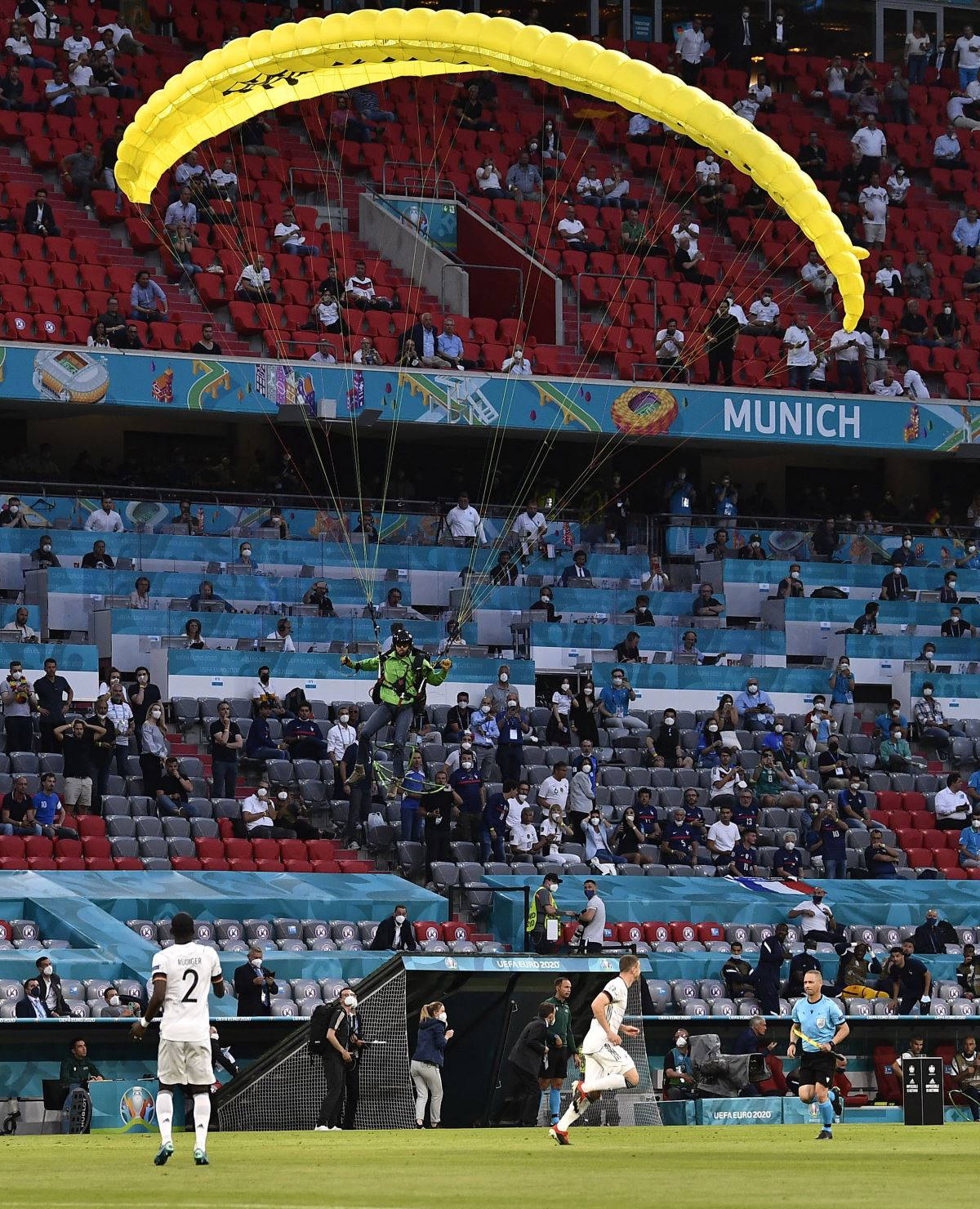 EURO 2020'deki Almanya - Fransa maçında paraşütlü protesto