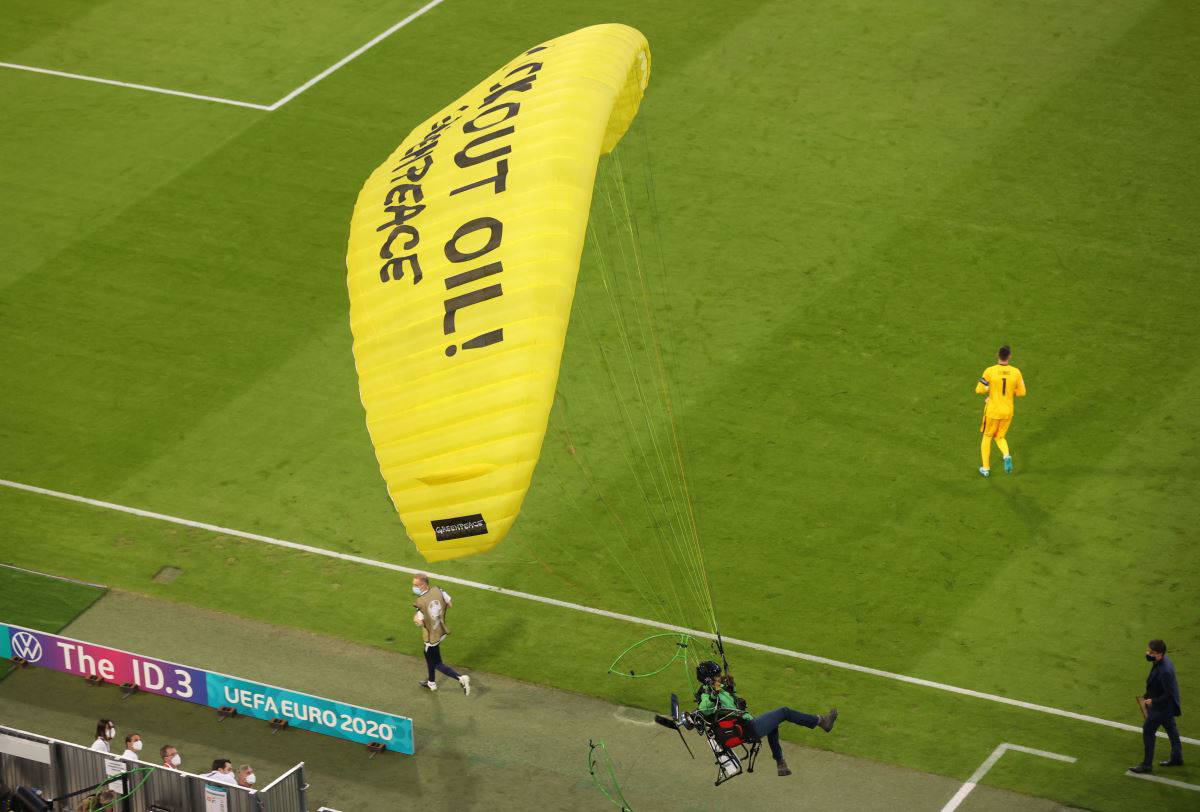 EURO 2020'deki Almanya - Fransa maçında paraşütlü protesto