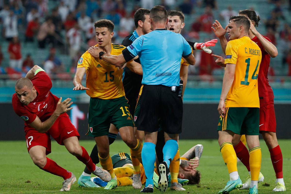 EURO 2020'deki Türkiye - Galler maçında kavga çıktı