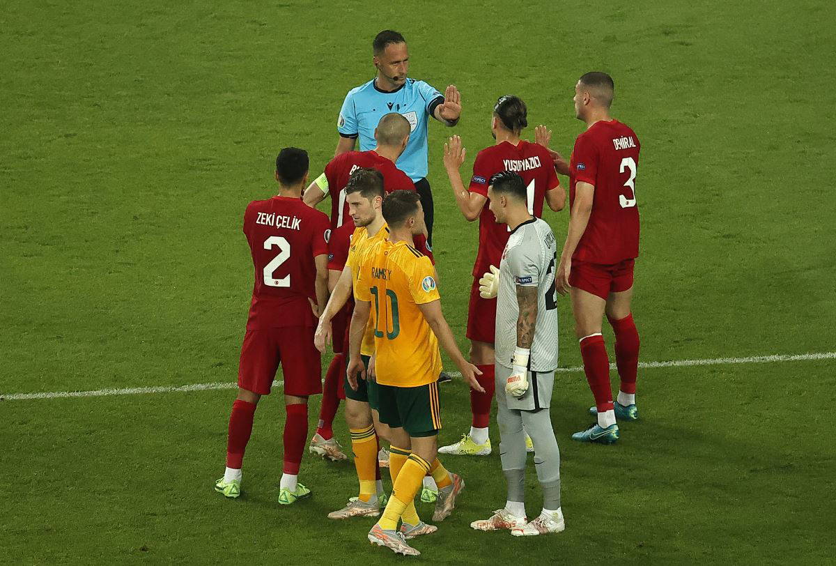 EURO 2020'deki Türkiye - Galler maçında kavga çıktı