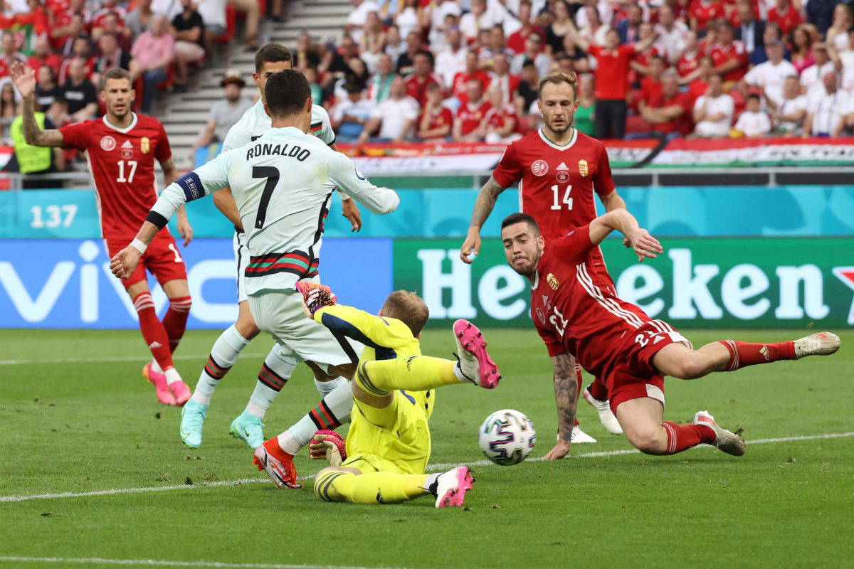 UEFA'dan sporcuların sponsor içeceklerini kaldırmasına tepki