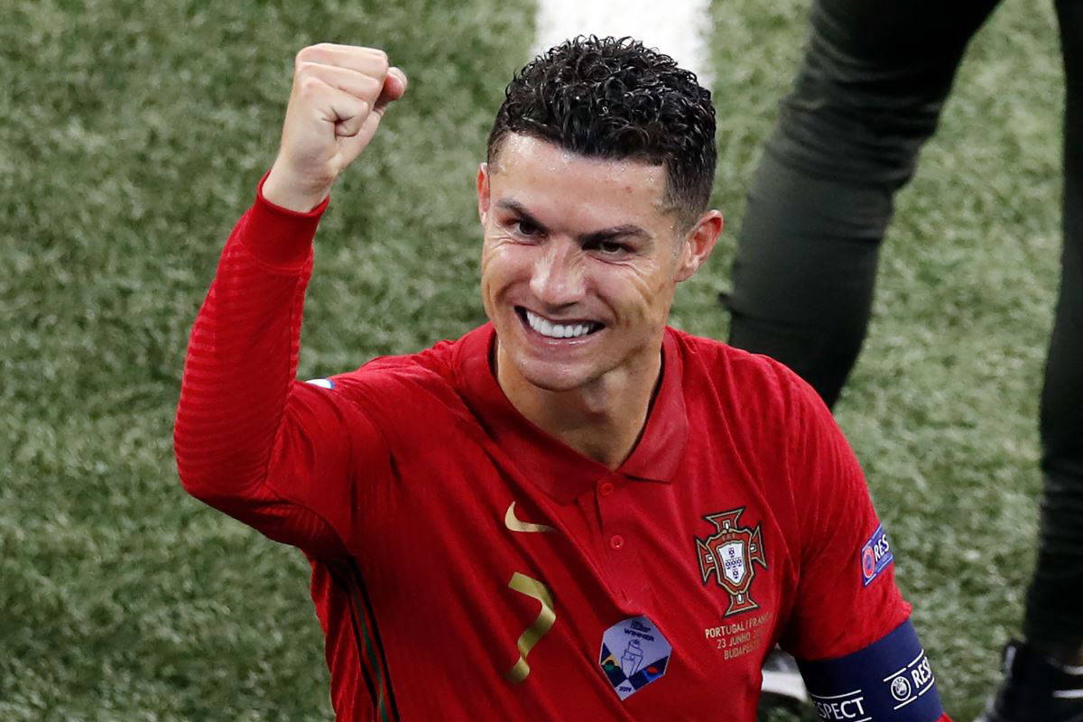 Cristiano Ronaldo'ya maçta kola şişesi atıldı