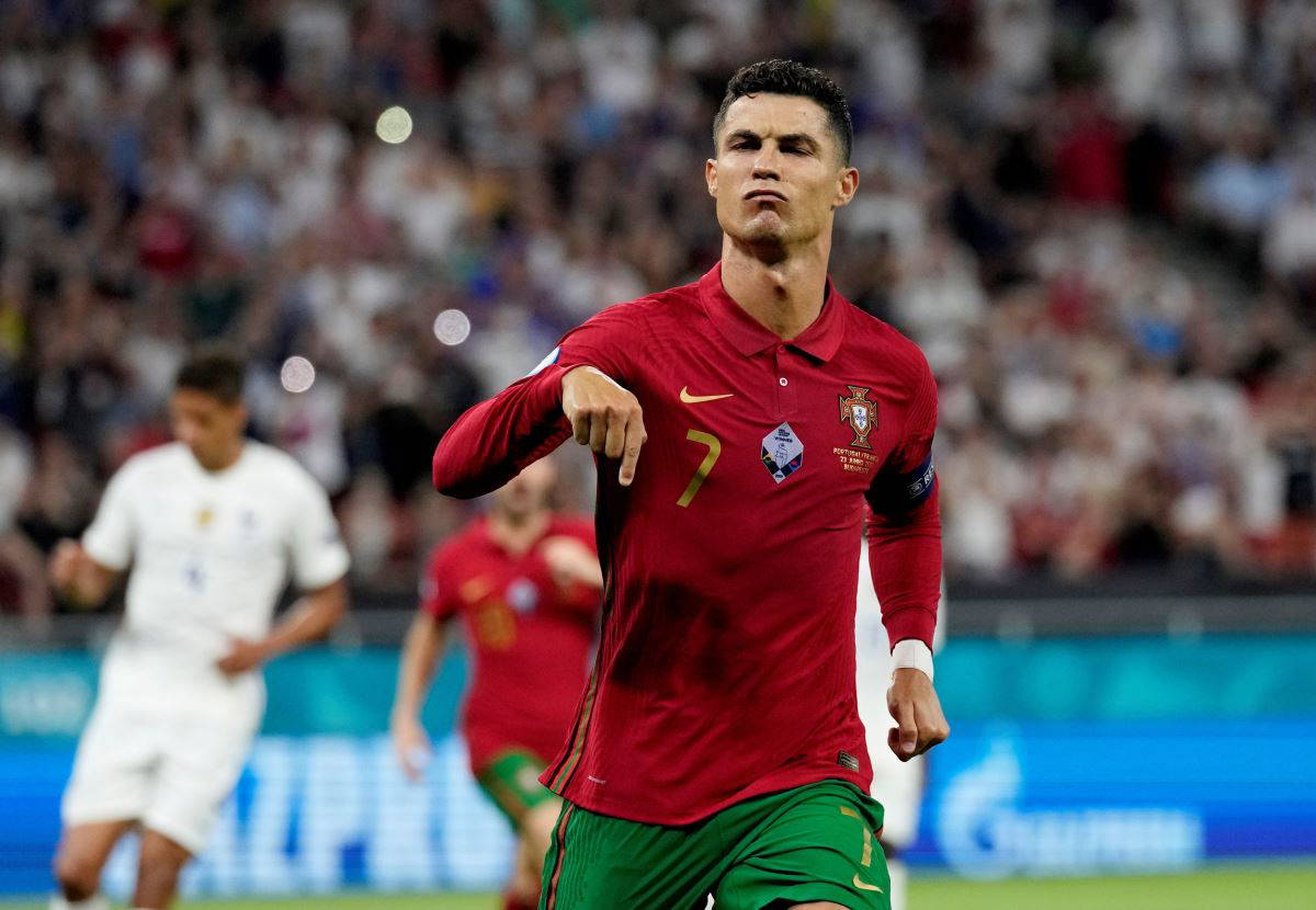 Cristiano Ronaldo'ya maçta kola şişesi atıldı