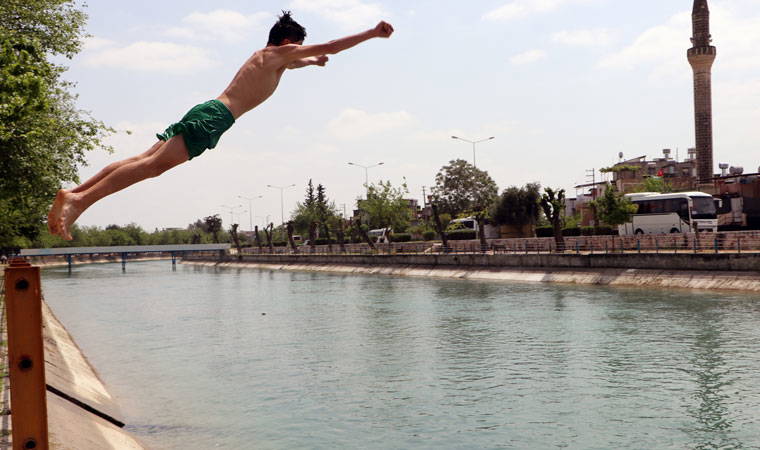 Adana’da ilginç serinleme yöntemleri başladı