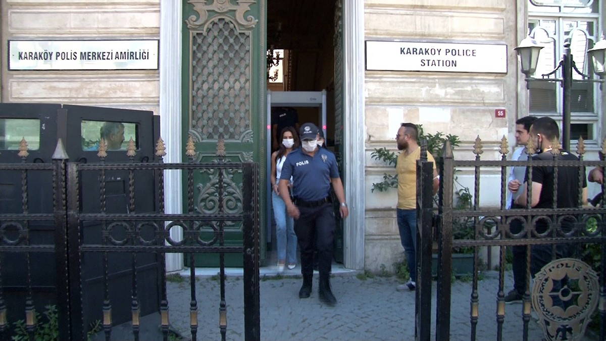 Gözaltına alınan oyuncu Ayşegül Çınar polise kafa atıp Sedat Peker’le tehdit etmiş