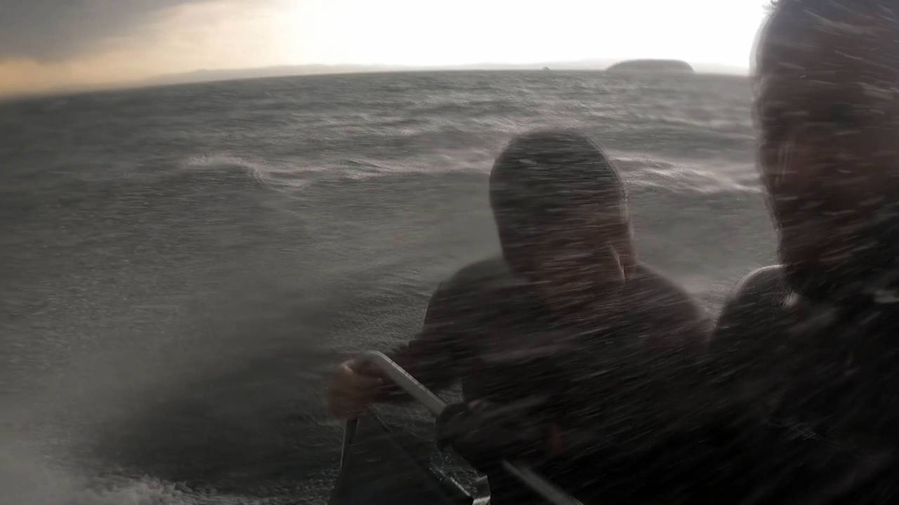 Youtube kanalı için video çekerken denizin ortasında fırtınaya yakalandı