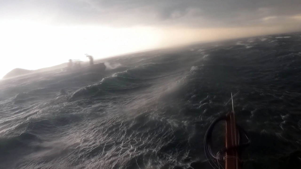 Youtube kanalı için video çekerken denizin ortasında fırtınaya yakalandı