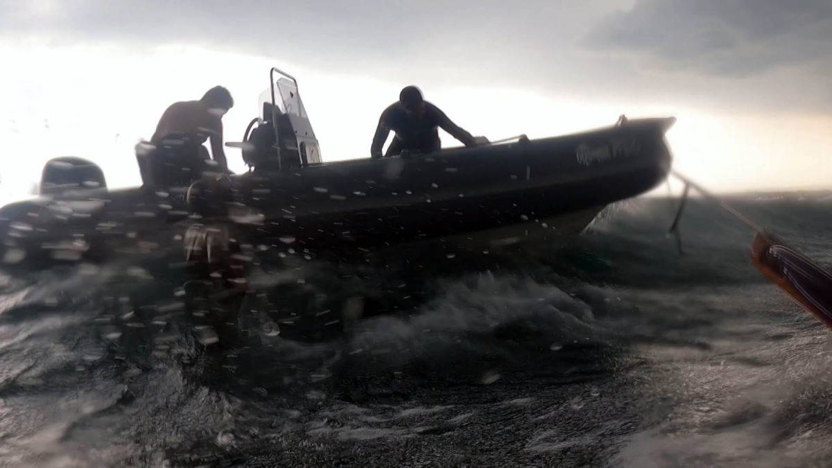 Youtube kanalı için video çekerken denizin ortasında fırtınaya yakalandı