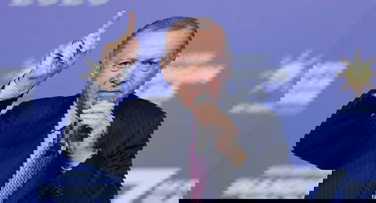 Bilim insanı Özlem Türeci'yi, 'Uğur Bey'in eşi' olarak niteleyen Erdoğan'a tepki yağdı