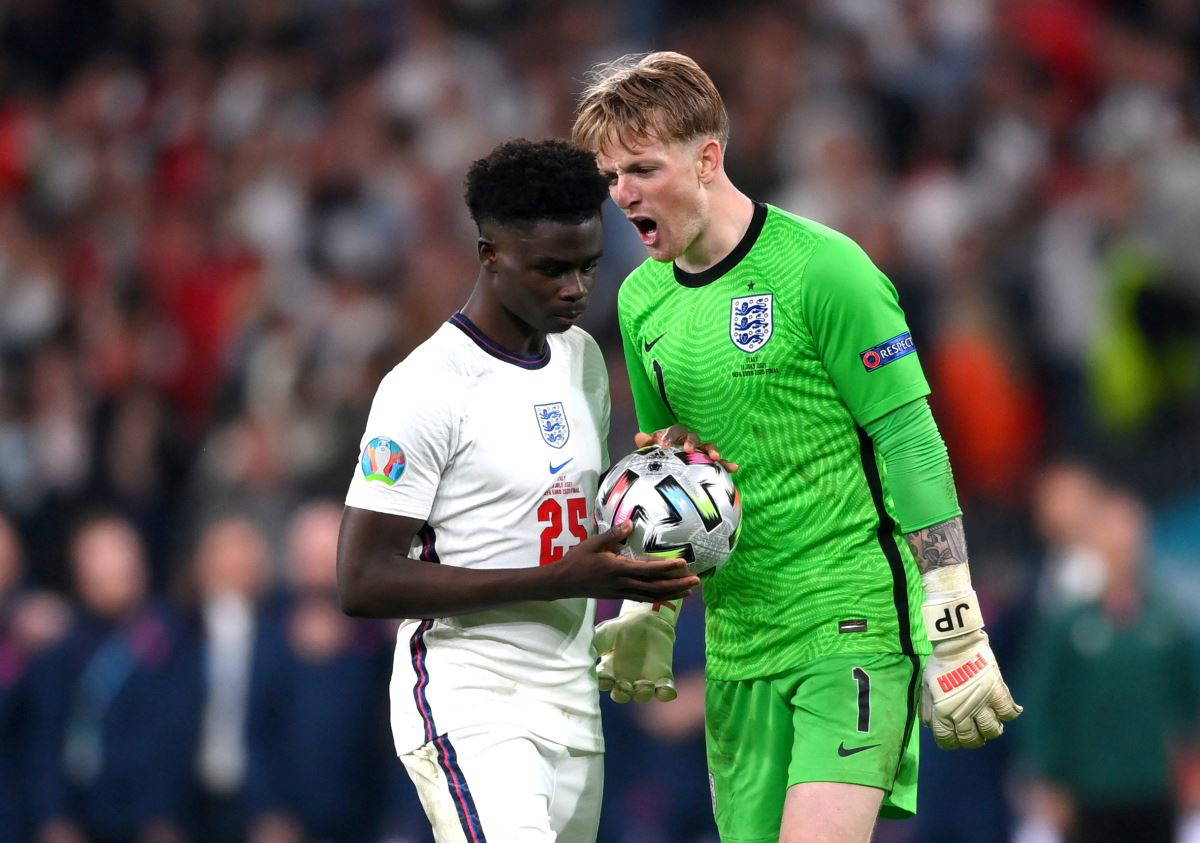 Mesut Özil'den Bukayo Saka'ya destek