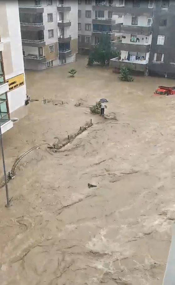 Artvin felaketi yaşıyor: Yoğun yağış sonrası Arhavi sular altında