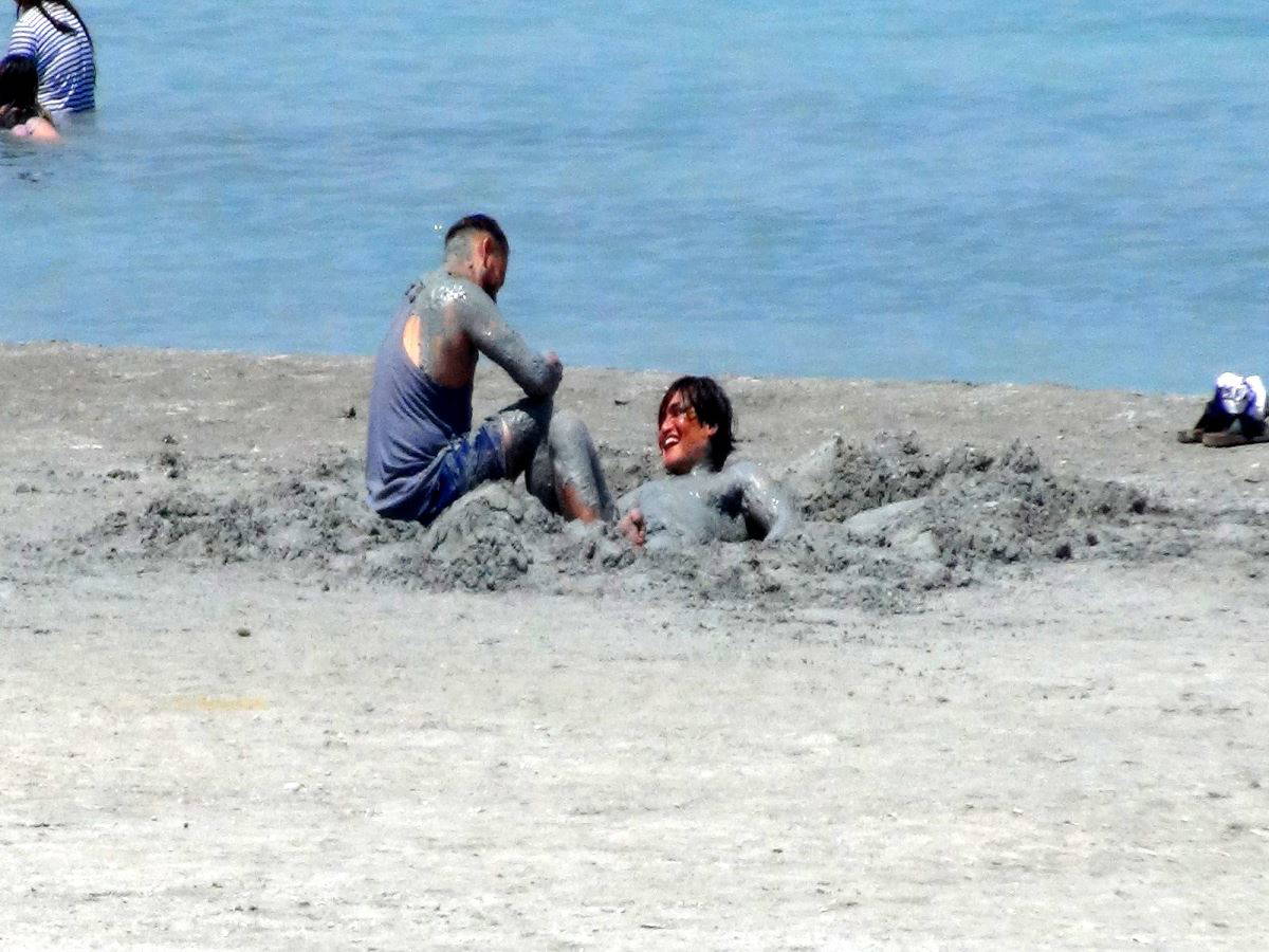 Salda Gölü kıyısında nargile içip, çamur banyosu yaptılar