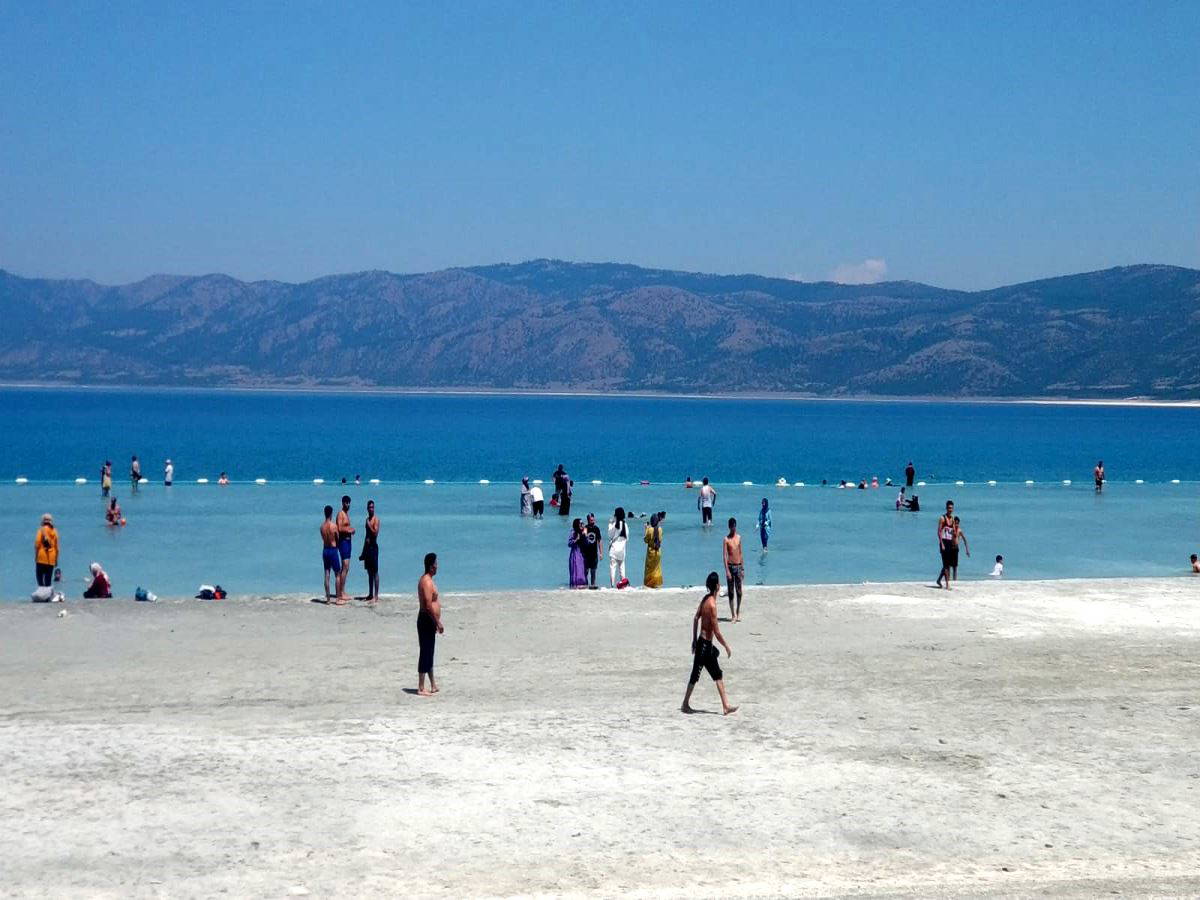 Salda Gölü kıyısında nargile içip, çamur banyosu yaptılar