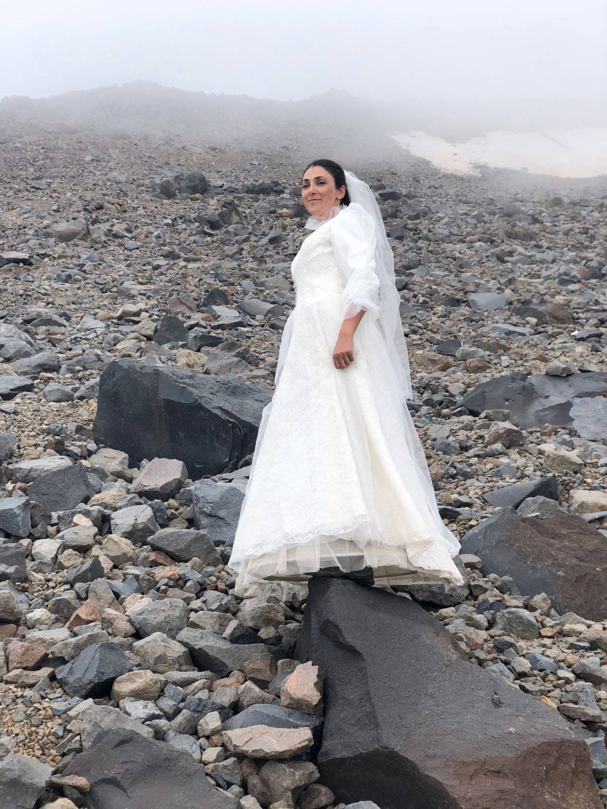 Gelinlik giyip Ağrı Dağı ile evlendi