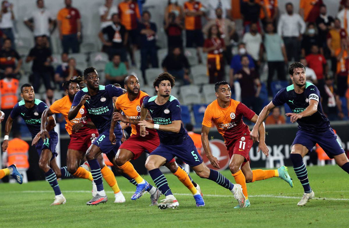 Galatasaray - PSV Eindhoven maçında Galatasaray taraftarından yoğun tepki