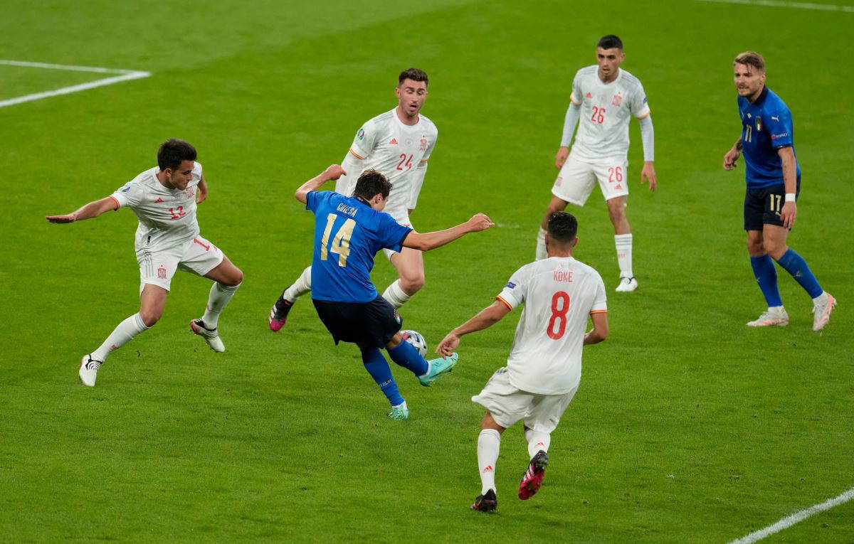 TRT spikeri Levent Özçelik'in İtalya - İspanya maçındaki hatası gündem oldu