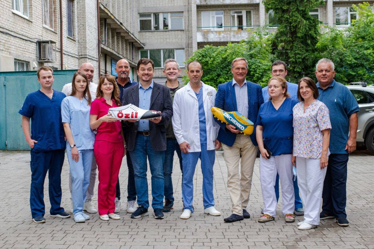 Mesut Özil ve Zinchenko Ukrayna'da çocukları ameliyat ettirdi