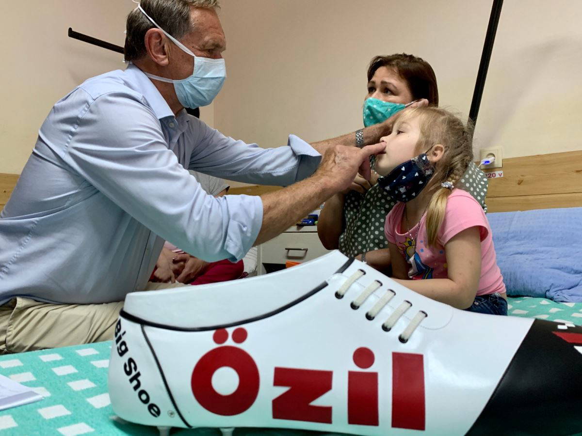 Mesut Özil ve Zinchenko Ukrayna'da çocukları ameliyat ettirdi