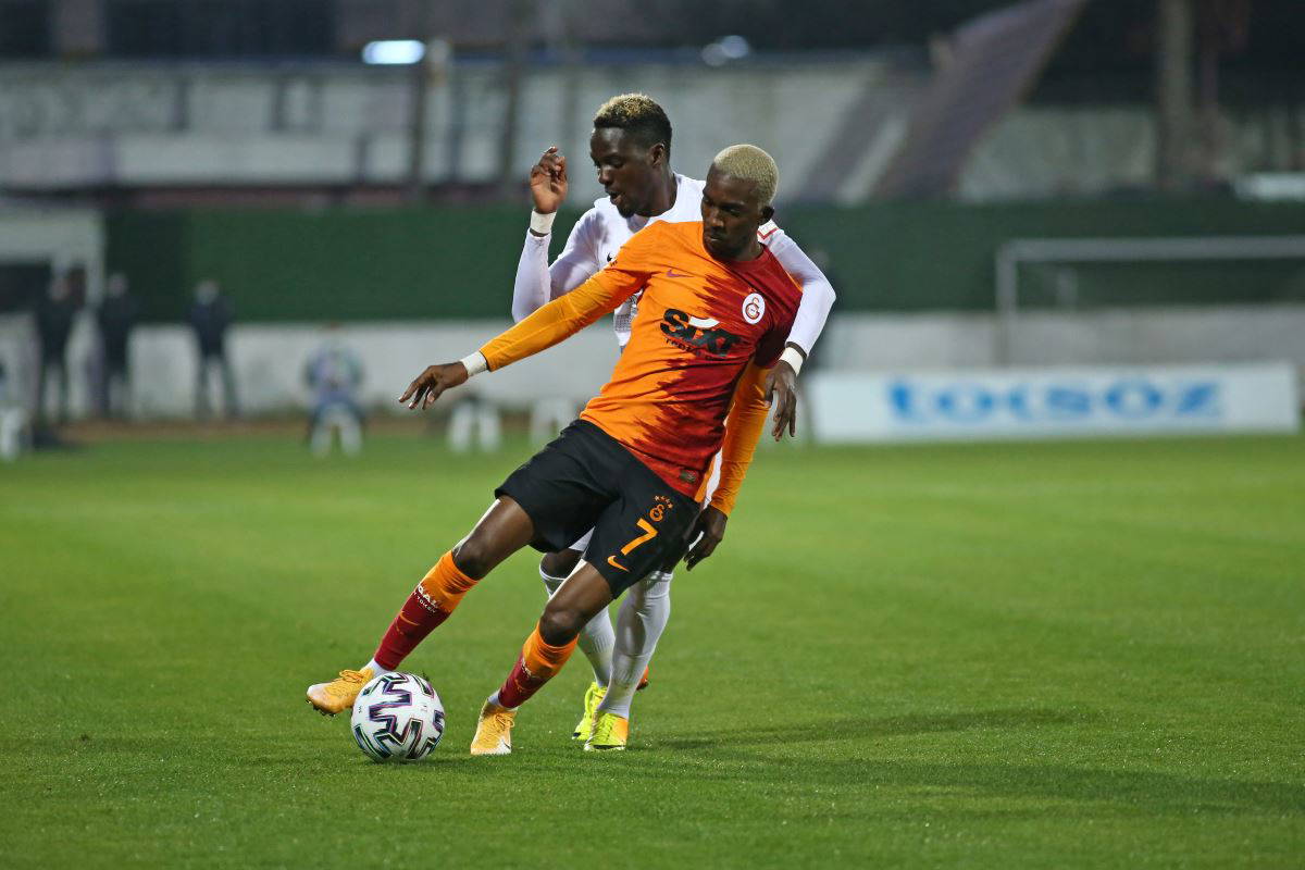 Henry Onyekuru, sosyal medya hesabından yaptığı paylaşımla Galatasaray'a veda etti