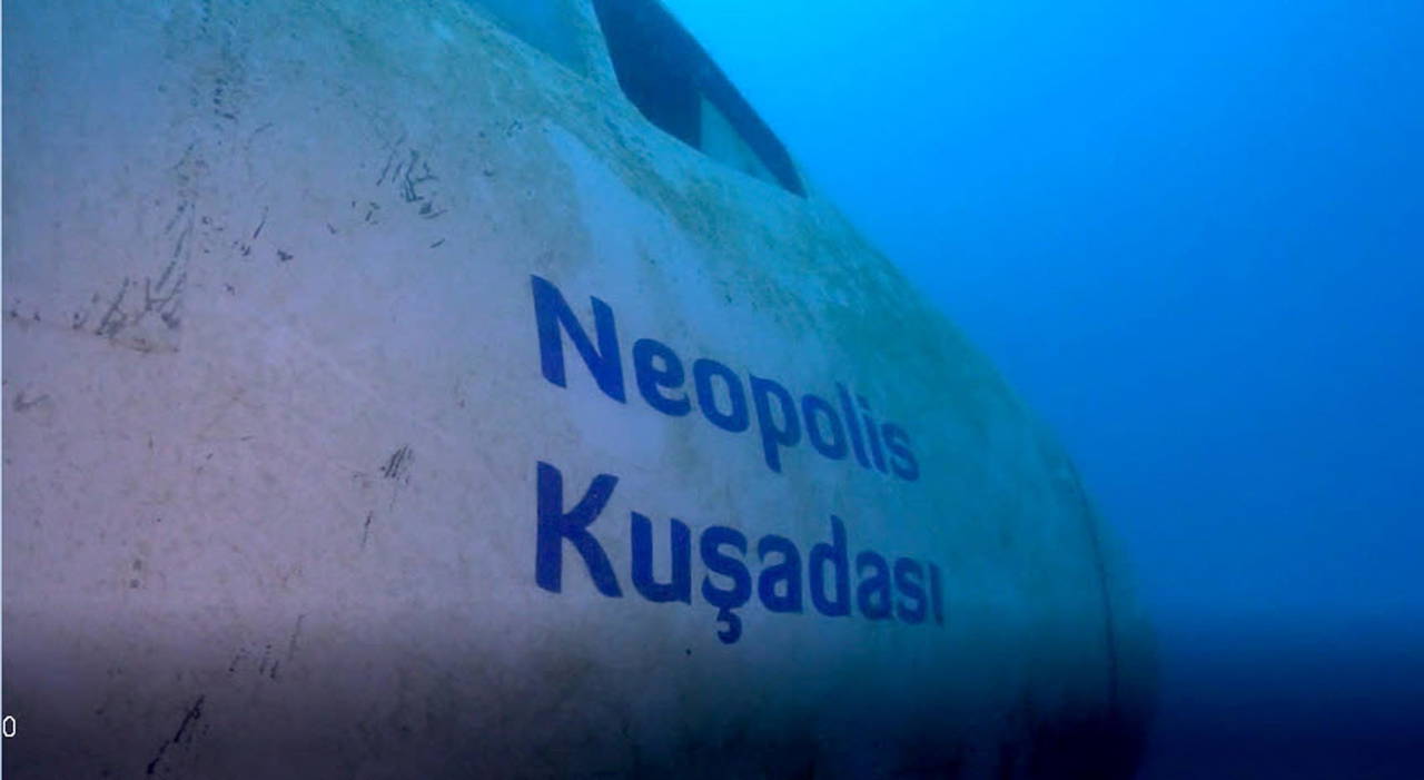 Kuşadası'nda uçak batığına yoğun ilgi