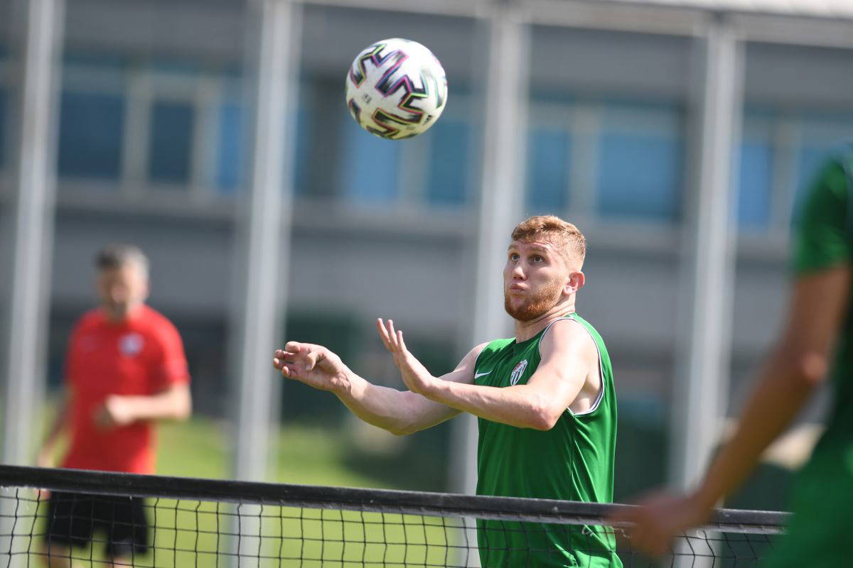 Fenerbahçe, Bursaspor'dan Burak Kapacak ile anlaştı