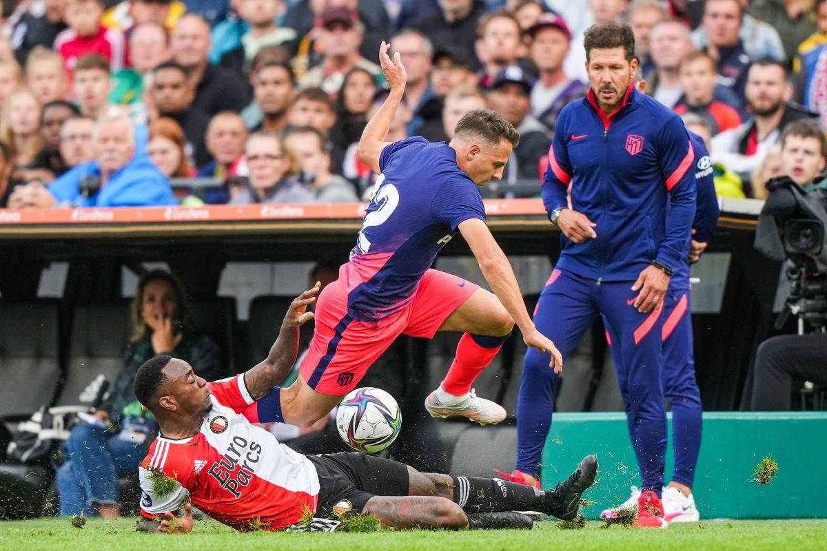 Hazırlık maçında karşılaşan Feyenoord ile Atletico Madrid oyuncuları sahada birbirine girdi