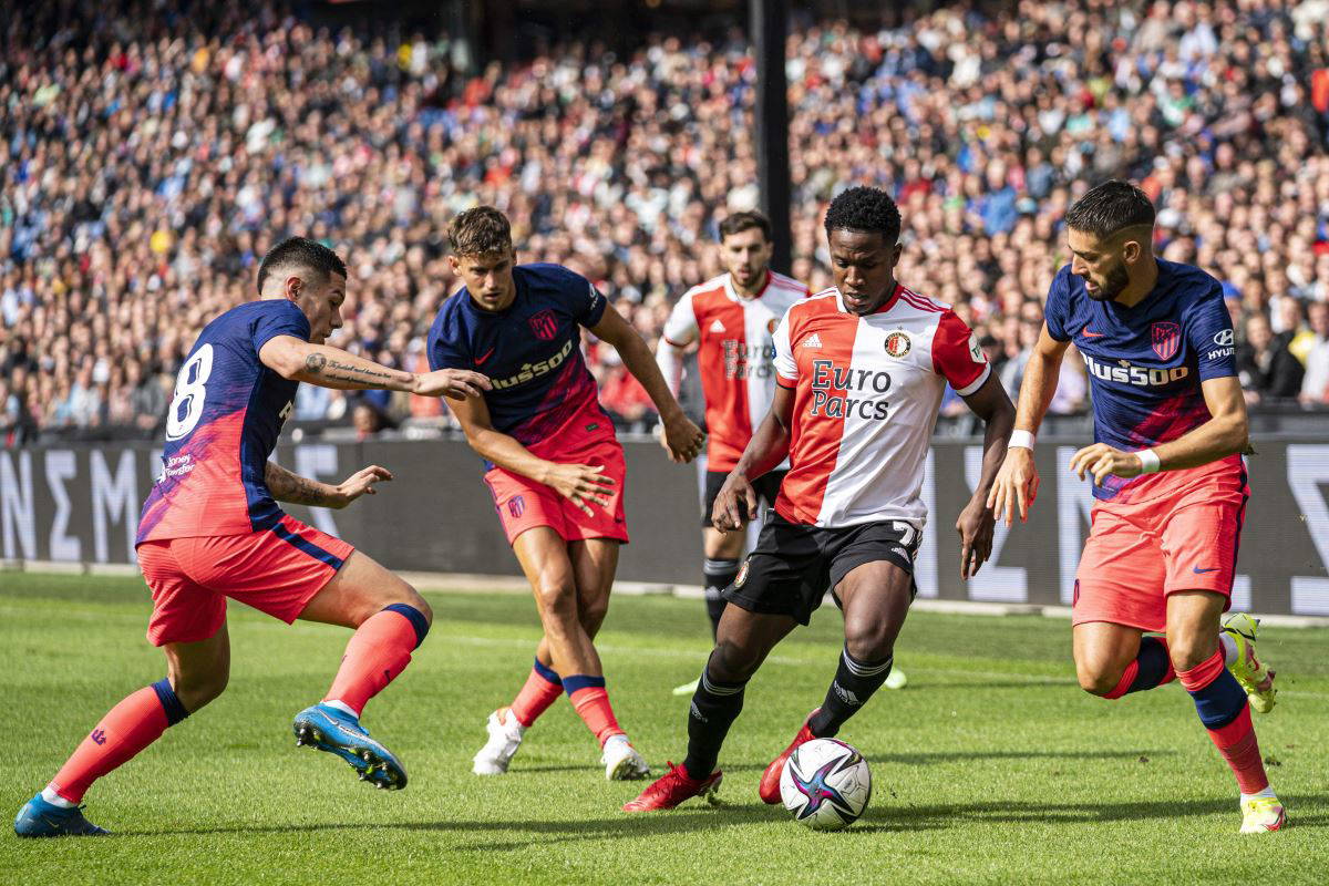 Hazırlık maçında karşılaşan Feyenoord ile Atletico Madrid oyuncuları sahada birbirine girdi