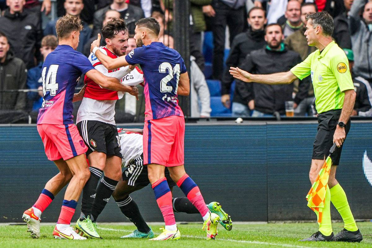 Hazırlık maçında karşılaşan Feyenoord ile Atletico Madrid oyuncuları sahada birbirine girdi