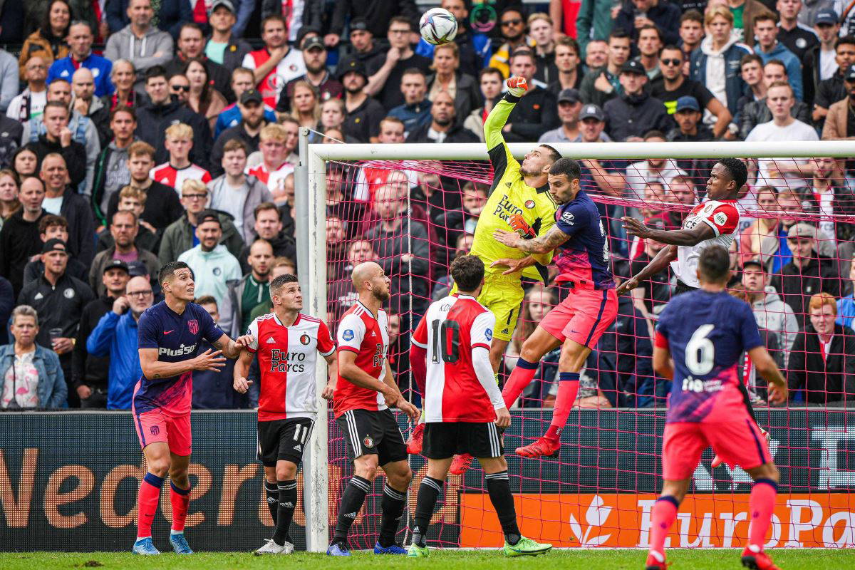 Hazırlık maçında karşılaşan Feyenoord ile Atletico Madrid oyuncuları sahada birbirine girdi