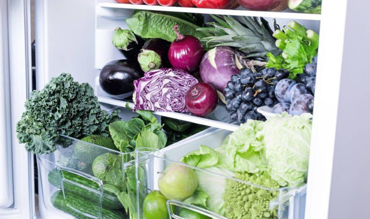 Gıdaların bozulmasına sebep oluyor, zehirlenmelere yol açıyor: Buzdolabında saklanmaması gereken 10 besin