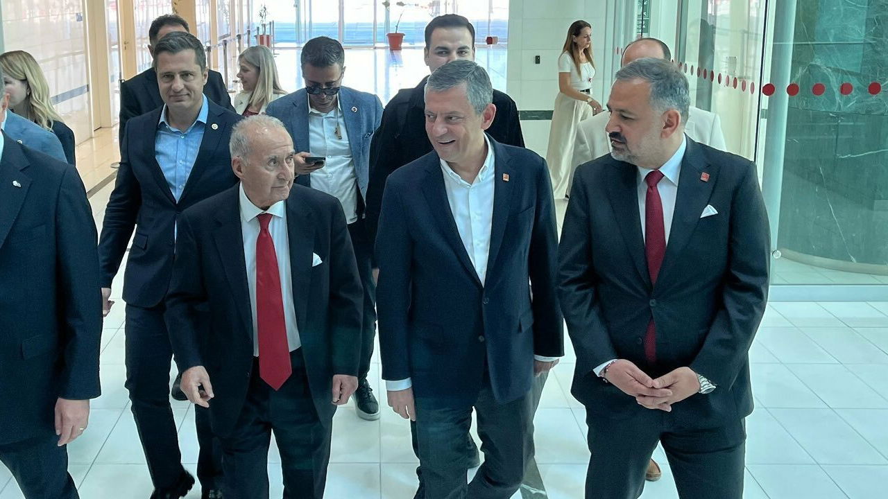 Büyük mitinge saatler kaldı: Özgür Özel, İzmir’e geldi