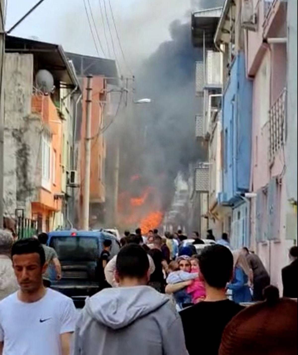 Bursa'da sokak ortasına uçak düştü! 2 kişi yaşamını yitirdi
