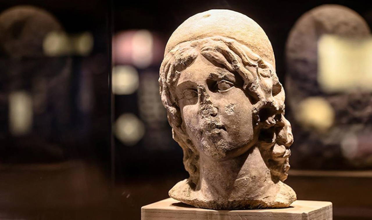 'Kehanet merkezinde' bulunan Apollon heykelleri ziyaretçisiyle buluştu