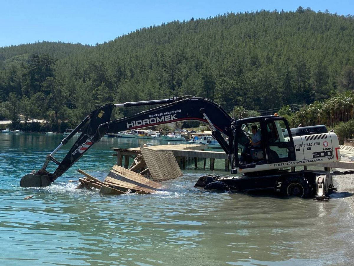 Menteşe’de 15 kaçak bina ve 5 kaçak iskele yıkıldı