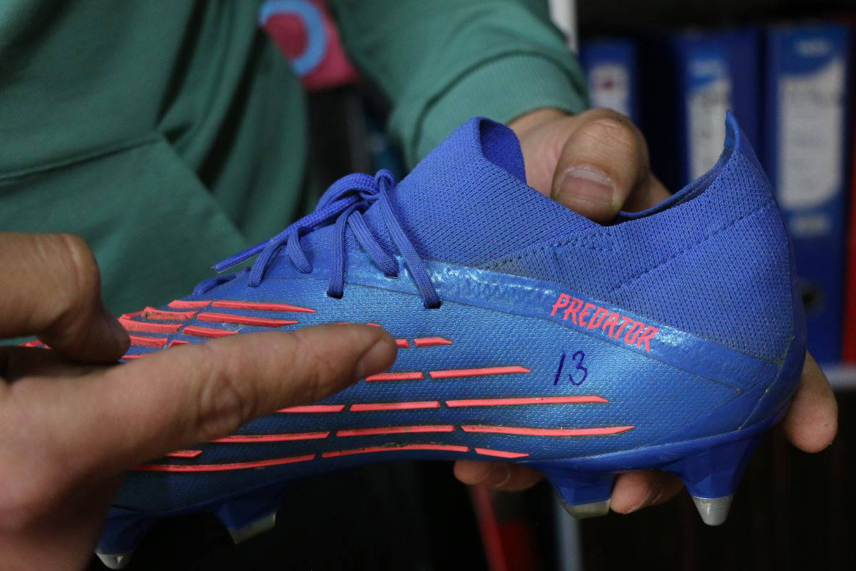 Şampiyonluk kramponların biri fanusta diğeri satışta