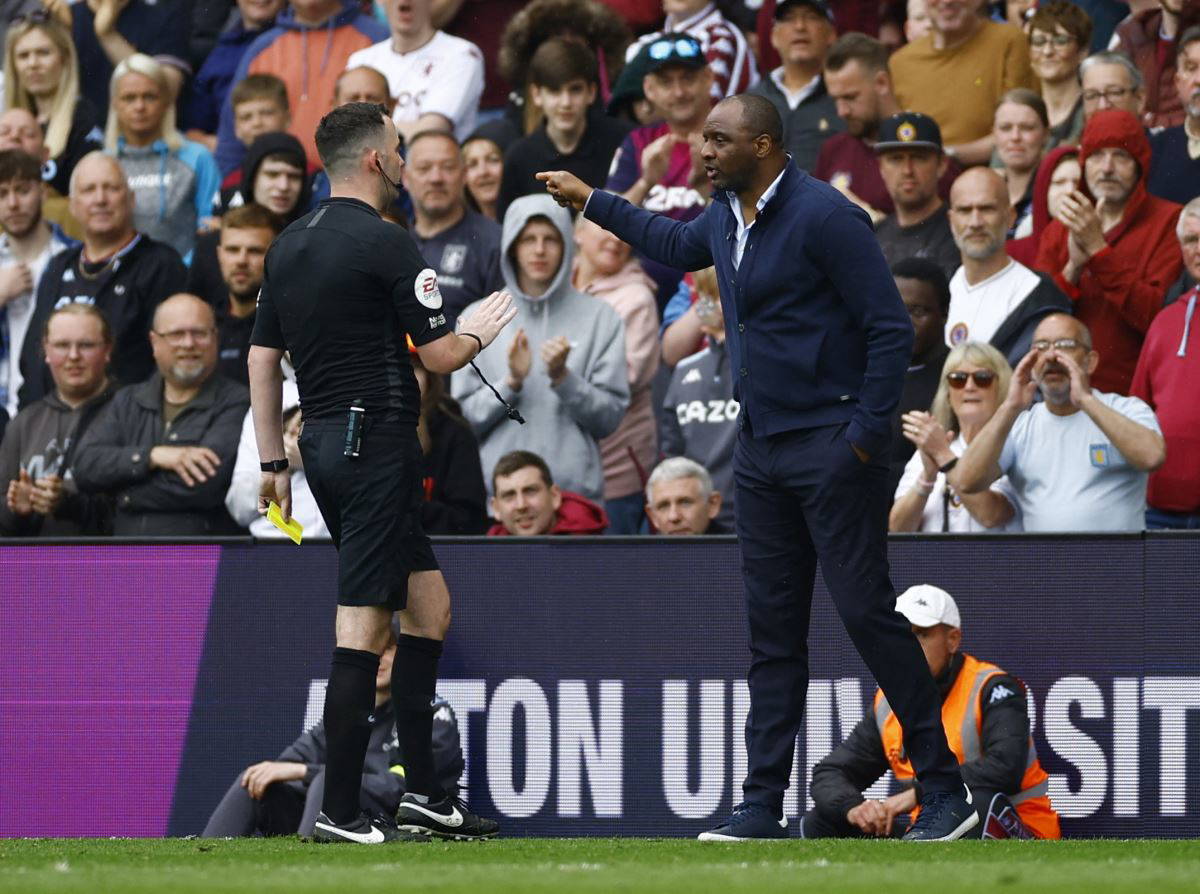 Crystal Palace Teknik Direktörü Patrick Viera Everton taraftarına tekme attı