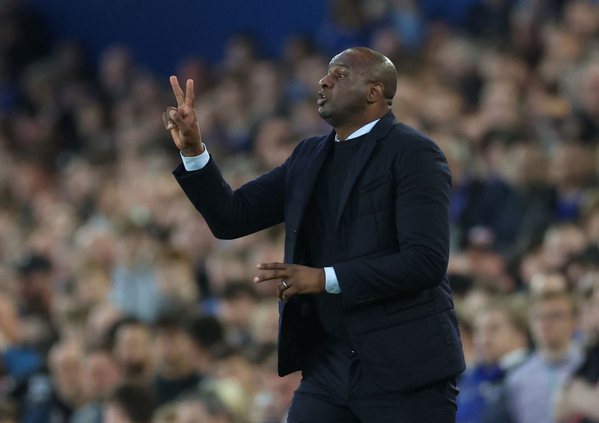 Crystal Palace Teknik Direktörü Patrick Viera Everton taraftarına tekme attı