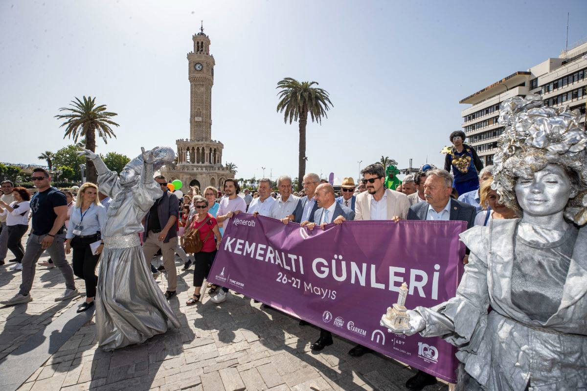 İzmir'in kalbi Kemeraltı'nda şenlik var