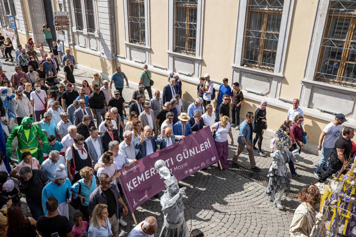 İzmir'in kalbi Kemeraltı'nda şenlik var