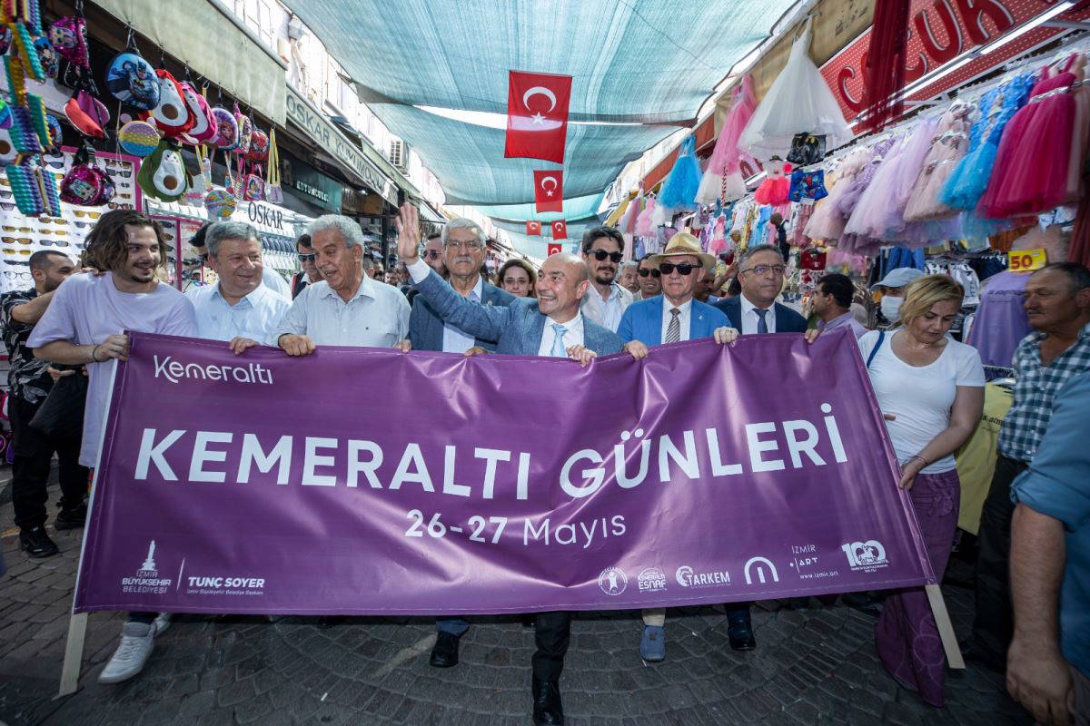 İzmir'in kalbi Kemeraltı'nda şenlik var