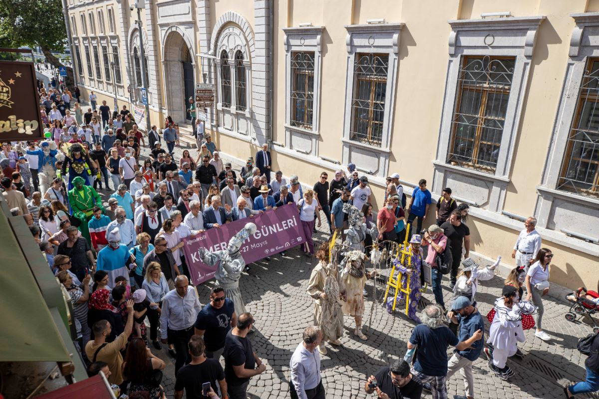 İzmir'in kalbi Kemeraltı'nda şenlik var