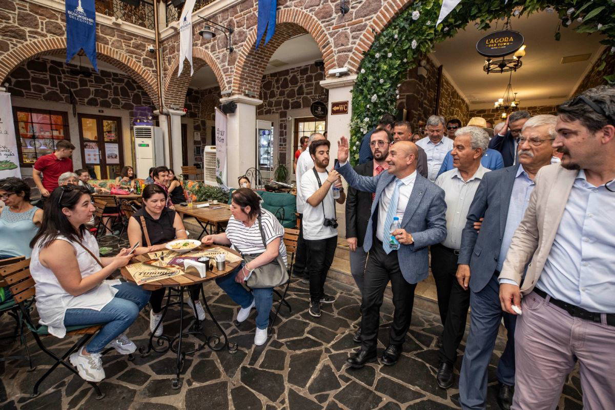 İzmir'in kalbi Kemeraltı'nda şenlik var