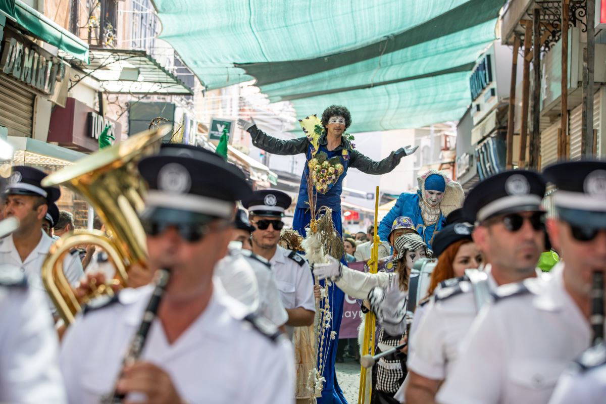 İzmir'in kalbi Kemeraltı'nda şenlik var