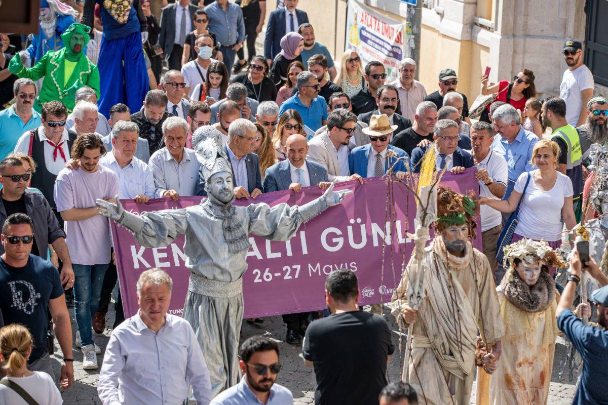 İzmir'in kalbi Kemeraltı'nda şenlik var