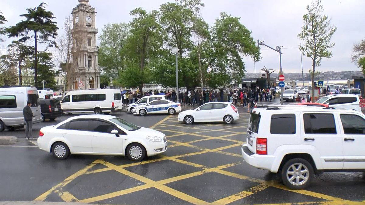 Yağmur altında beklediler: Dolmabahçe Sarayı'nda ziyaretçi yoğunluğu (03 Mayıs 2022)