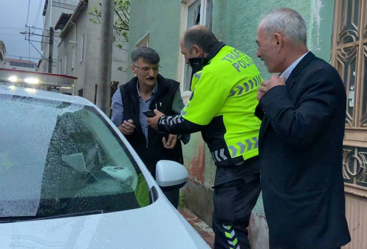 Kaza yapan sürücü polise sarılıp, bayramlaştı: 'Tapuyu mu vereceğiz?' (03 Mayıs 2022)