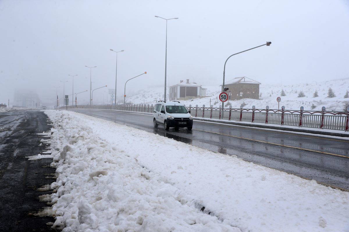 Erciyes'te mayıs karı: Kayak merkezi bembeyaz oldu